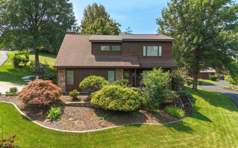 1121 Queens Court, Morgantown, West Virginia 26508, 3 Bedrooms Bedrooms, 10 Rooms Rooms,3 BathroomsBathrooms,Single Family Detached,For Sale,Queens,0,10165925