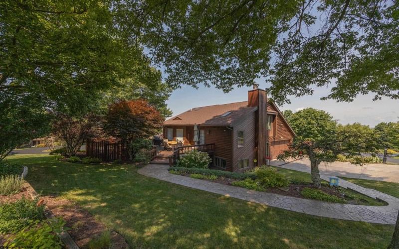 1121 Queens Court, Morgantown, West Virginia 26508, 3 Bedrooms Bedrooms, 10 Rooms Rooms,3 BathroomsBathrooms,Single Family Detached,For Sale,Queens,0,10165925