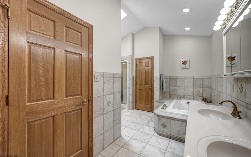 31 Jo Glen Drive, Morgantown, West Virginia 26508, 6 Bedrooms Bedrooms, 16 Rooms Rooms,3 BathroomsBathrooms,Single Family Detached,For Sale,Jo Glen,0,10165919