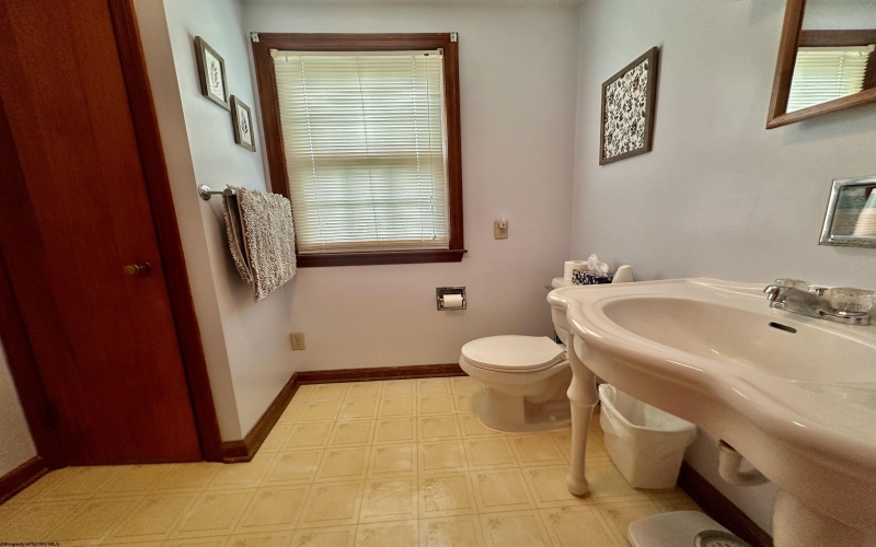 417 Elm Street, Clarksburg, West Virginia 26301, 3 Bedrooms Bedrooms, 6 Rooms Rooms,2 BathroomsBathrooms,Single Family Detached,For Sale,Elm,0,10165924