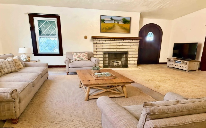 899 Country Club Road, Fairmont, West Virginia 26554, 3 Bedrooms Bedrooms, 6 Rooms Rooms,2 BathroomsBathrooms,Single Family Detached,For Sale,Country Club,0,10165938