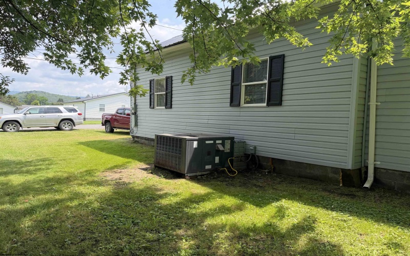 121 Hoff Street, Belington, West Virginia 26250, 2 Bedrooms Bedrooms, 6 Rooms Rooms,1 BathroomBathrooms,Single Family Detached,For Sale,Hoff,0,10165950