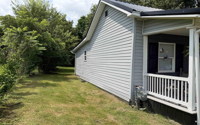 121 Hoff Street, Belington, West Virginia 26250, 2 Bedrooms Bedrooms, 6 Rooms Rooms,1 BathroomBathrooms,Single Family Detached,For Sale,Hoff,0,10165950