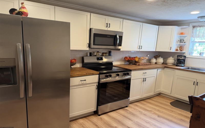 121 Hoff Street, Belington, West Virginia 26250, 2 Bedrooms Bedrooms, 6 Rooms Rooms,1 BathroomBathrooms,Single Family Detached,For Sale,Hoff,0,10165950