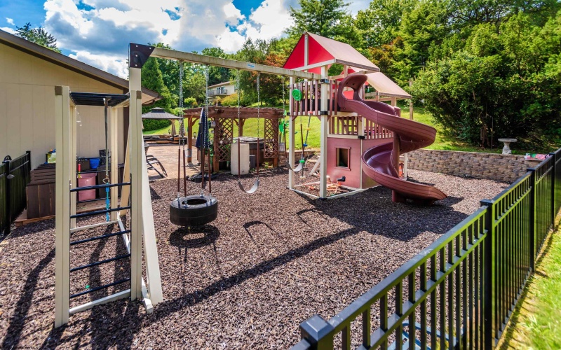 5 Cedarwood Drive, Morgantown, West Virginia 26505, 3 Bedrooms Bedrooms, 8 Rooms Rooms,2 BathroomsBathrooms,Single Family Detached,For Sale,Cedarwood,0,10165961