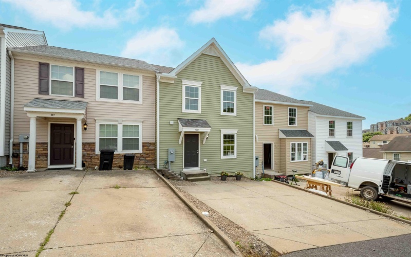 305 Falcon Run, Morgantown, West Virginia 26508, 3 Bedrooms Bedrooms, 9 Rooms Rooms,2 BathroomsBathrooms,Single Family Attached,For Sale,Falcon,0,10165971
