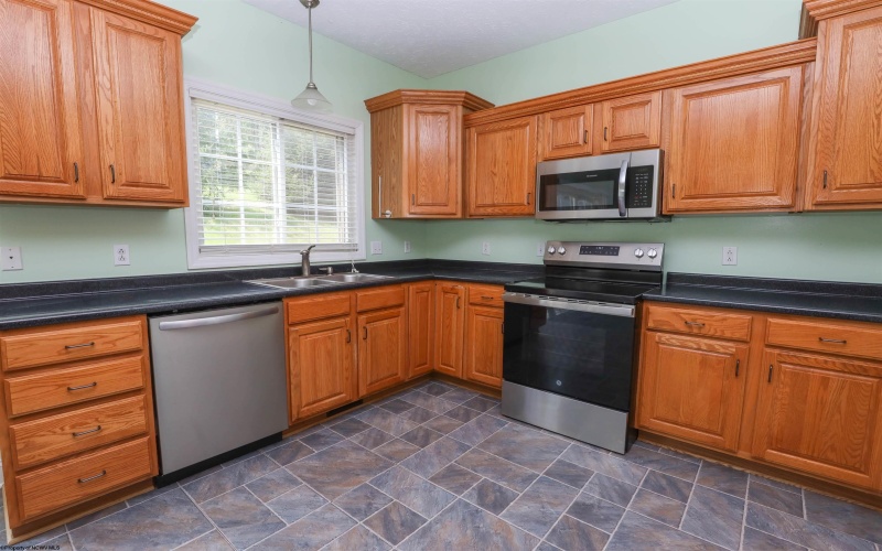 1010 Canyon Drive, Morgantown, West Virginia 26508, 2 Bedrooms Bedrooms, 5 Rooms Rooms,2 BathroomsBathrooms,Single Family Attached,For Sale,Canyon,0,10166017
