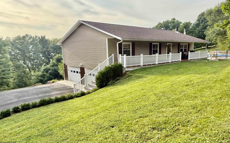 390 Herald Drive, Fairmont, West Virginia 26554, 3 Bedrooms Bedrooms, 6 Rooms Rooms,2 BathroomsBathrooms,Single Family Detached,For Sale,Herald,0,10166016