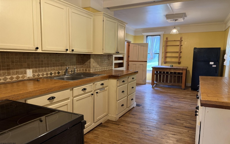 320 Tunnelton Street, Kingwood, West Virginia 26537, 3 Bedrooms Bedrooms, 8 Rooms Rooms,1 BathroomBathrooms,Single Family Detached,For Sale,Tunnelton,0,10166045 320 Tunnelton Street, Kingwood, West Virginia 26537, 3 Bedrooms Bedrooms, 8 Rooms Rooms,1 BathroomBathrooms,Single Family Detached,For Sale,Tunnelton,0,10166045