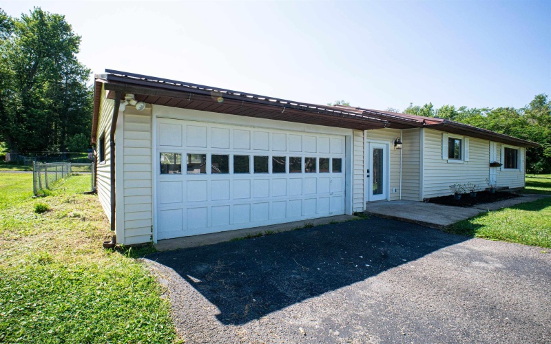 1617 Russell Court, Fairmont, West Virginia 26554, 2 Bedrooms Bedrooms, 4 Rooms Rooms,2 BathroomsBathrooms,Single Family Detached,For Sale,Russell,0,10166069