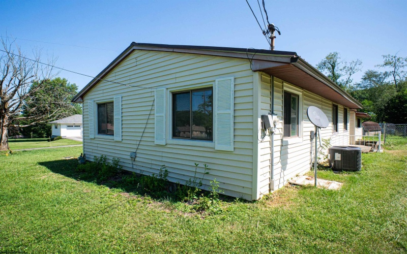 1617 Russell Court, Fairmont, West Virginia 26554, 2 Bedrooms Bedrooms, 4 Rooms Rooms,2 BathroomsBathrooms,Single Family Detached,For Sale,Russell,0,10166069
