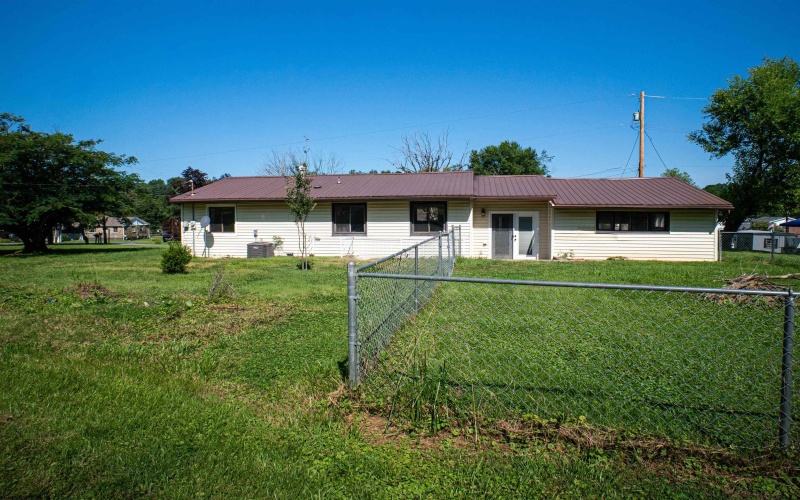 1617 Russell Court, Fairmont, West Virginia 26554, 2 Bedrooms Bedrooms, 4 Rooms Rooms,2 BathroomsBathrooms,Single Family Detached,For Sale,Russell,0,10166069