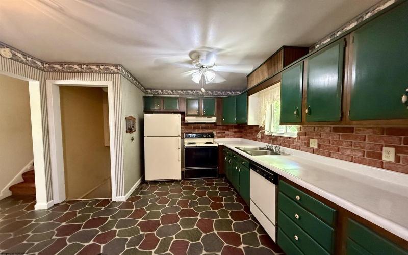 139 GOLF Drive, Fairmont, West Virginia 26554, 3 Bedrooms Bedrooms, 8 Rooms Rooms,2 BathroomsBathrooms,Single Family Detached,For Sale,GOLF,0,10166188