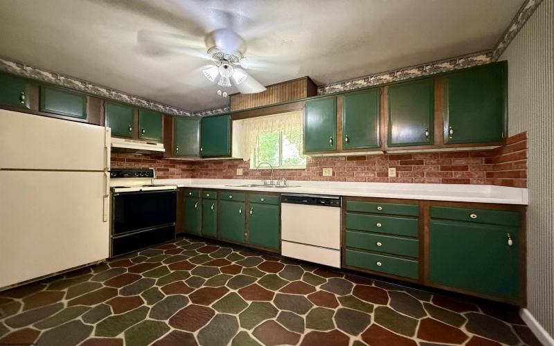 139 GOLF Drive, Fairmont, West Virginia 26554, 3 Bedrooms Bedrooms, 8 Rooms Rooms,2 BathroomsBathrooms,Single Family Detached,For Sale,GOLF,0,10166188