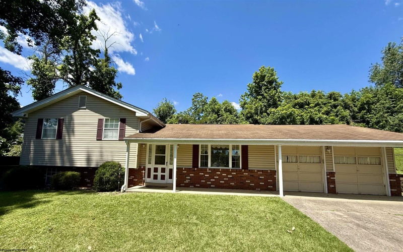 139 GOLF Drive, Fairmont, West Virginia 26554, 3 Bedrooms Bedrooms, 8 Rooms Rooms,2 BathroomsBathrooms,Single Family Detached,For Sale,GOLF,0,10166188