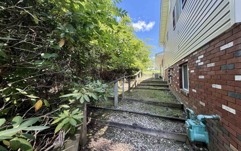 139 GOLF Drive, Fairmont, West Virginia 26554, 3 Bedrooms Bedrooms, 8 Rooms Rooms,2 BathroomsBathrooms,Single Family Detached,For Sale,GOLF,0,10166188