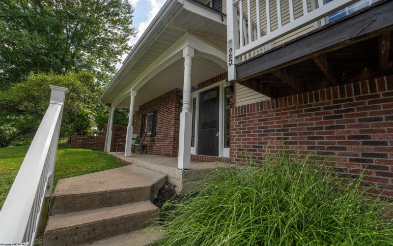 825 Augusta Avenue, Morgantown, West Virginia 26501-6237, 3 Bedrooms Bedrooms, 6 Rooms Rooms,2 BathroomsBathrooms,Single Family Detached,For Sale,Augusta,0,10166234