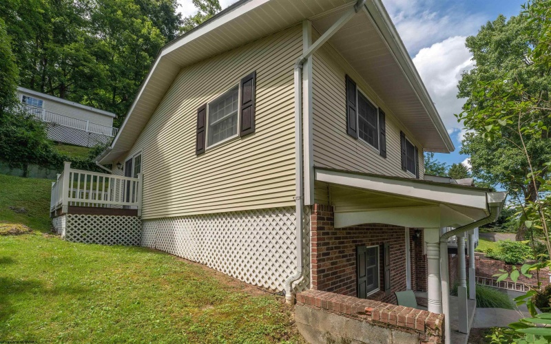 825 Augusta Avenue, Morgantown, West Virginia 26501-6237, 3 Bedrooms Bedrooms, 6 Rooms Rooms,2 BathroomsBathrooms,Single Family Detached,For Sale,Augusta,0,10166234