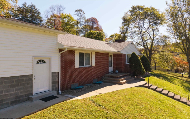 114 Woodlyn Drive, Weston, West Virginia 26452, 3 Bedroom Bedrooms, 6 Room Rooms,1 BathroomBathrooms,Single Family Detached,For Sale,Woodlyn,0,10166289