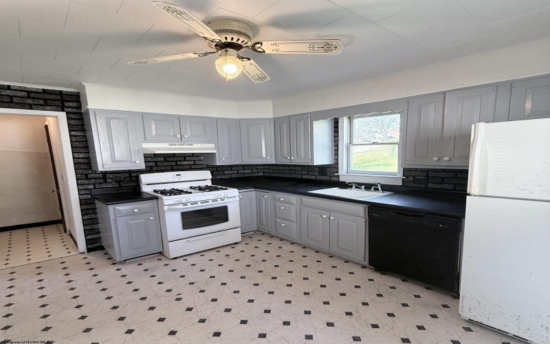 2324 Hamill Avenue, Clarksburg, West Virginia 26301, 2 Bedrooms Bedrooms, 5 Rooms Rooms,2 BathroomsBathrooms,Single Family Detached,For Sale,Hamill,0,10166288