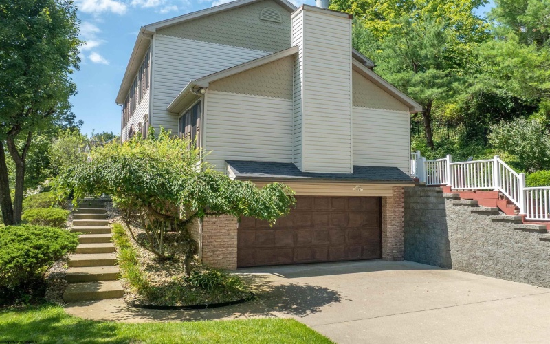 1014 Deerwood Drive, Morgantown, West Virginia 26508, 4 Bedrooms Bedrooms, 11 Rooms Rooms,3 BathroomsBathrooms,Single Family Detached,For Sale,Deerwood,0,10166298