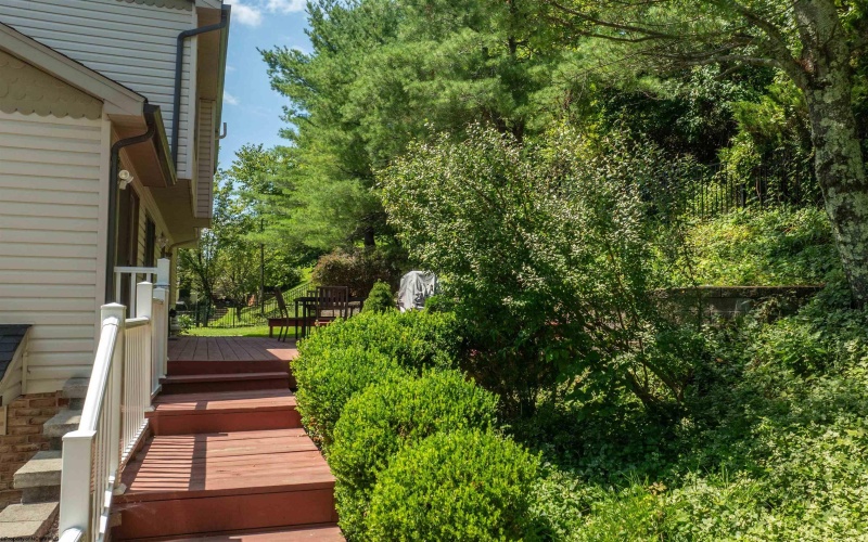1014 Deerwood Drive, Morgantown, West Virginia 26508, 4 Bedrooms Bedrooms, 11 Rooms Rooms,3 BathroomsBathrooms,Single Family Detached,For Sale,Deerwood,0,10166298