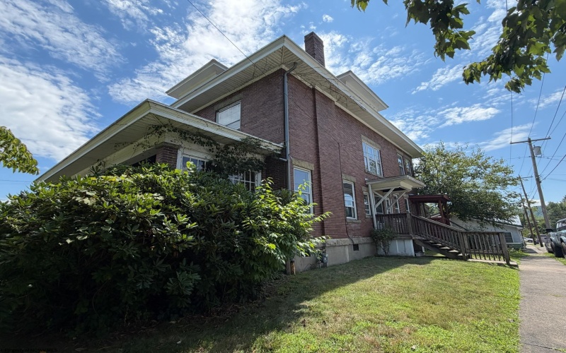 131 7th Street, Weston, West Virginia 26452, 5 Bedrooms Bedrooms, 10 Rooms Rooms,2 BathroomsBathrooms,Single Family Detached,For Sale,7th,0,10166316