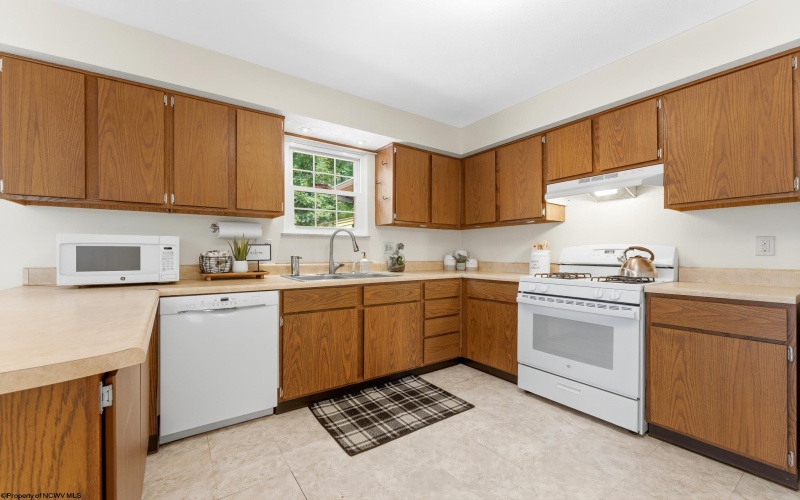 2290 Meadows Drive, Morgantown, West Virginia 26505, 4 Bedrooms Bedrooms, 10 Rooms Rooms,3 BathroomsBathrooms,Single Family Detached,For Sale,Meadows,0,10166322