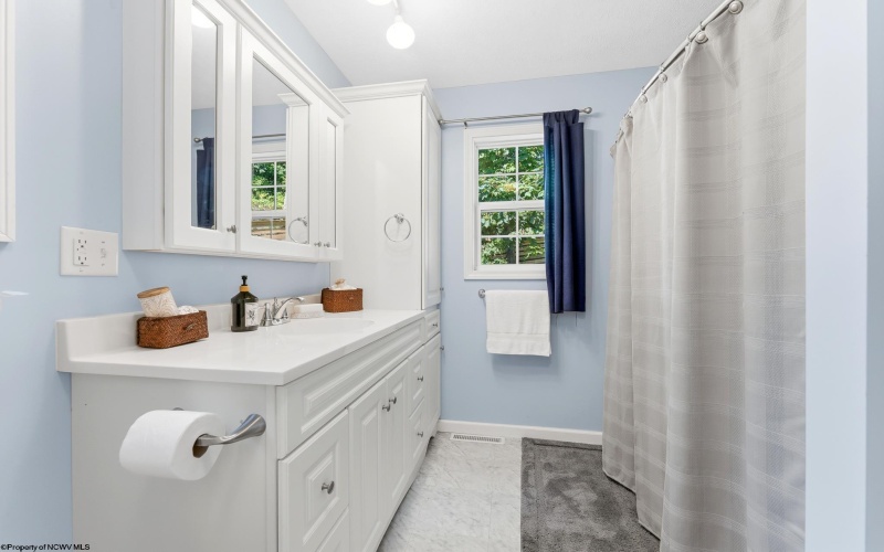 2290 Meadows Drive, Morgantown, West Virginia 26505, 4 Bedrooms Bedrooms, 10 Rooms Rooms,3 BathroomsBathrooms,Single Family Detached,For Sale,Meadows,0,10166322