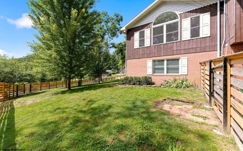 2290 Meadows Drive, Morgantown, West Virginia 26505, 4 Bedrooms Bedrooms, 10 Rooms Rooms,3 BathroomsBathrooms,Single Family Detached,For Sale,Meadows,0,10166322