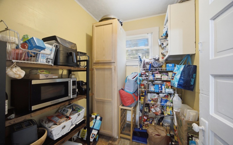 984 Pike Street, Clarksburg, West Virginia 26301, 3 Bedrooms Bedrooms, 7 Rooms Rooms,1 BathroomBathrooms,Single Family Detached,For Sale,Pike,0,10166352