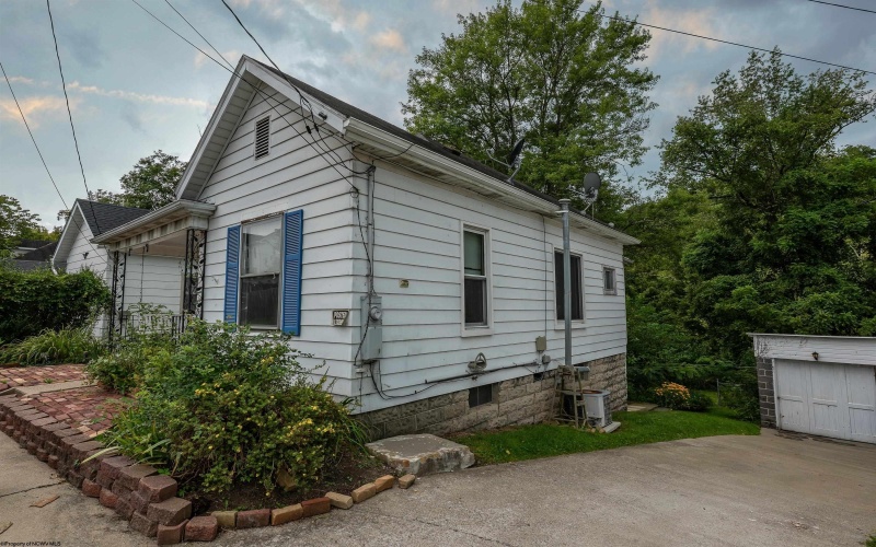 977 Washburn Street, Clarksburg, West Virginia 26301, 2 Bedrooms Bedrooms, 9 Rooms Rooms,1 BathroomBathrooms,Single Family Detached,For Sale,Washburn,0,10166363