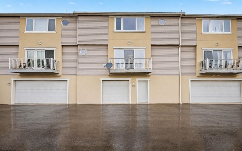 302 PIERPONT HEIGHTS Drive, Morgantown, West Virginia 26508, 4 Bedrooms Bedrooms, 11 Rooms Rooms,4 BathroomsBathrooms,Single Family Attached,For Sale,PIERPONT HEIGHTS,0,10166375