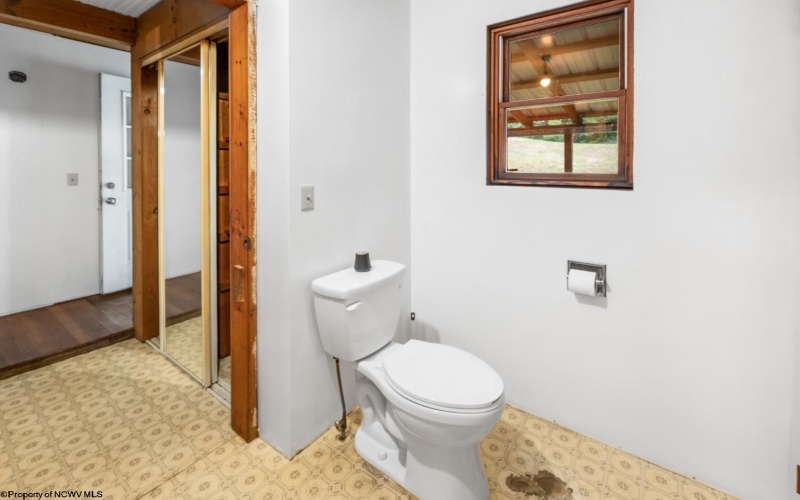 7816 Husky Highway, Mannington, West Virginia 26582, 1 Bedroom Bedrooms, 5 Rooms Rooms,1 BathroomBathrooms,Single Family Detached,For Sale,Husky,0,10166400