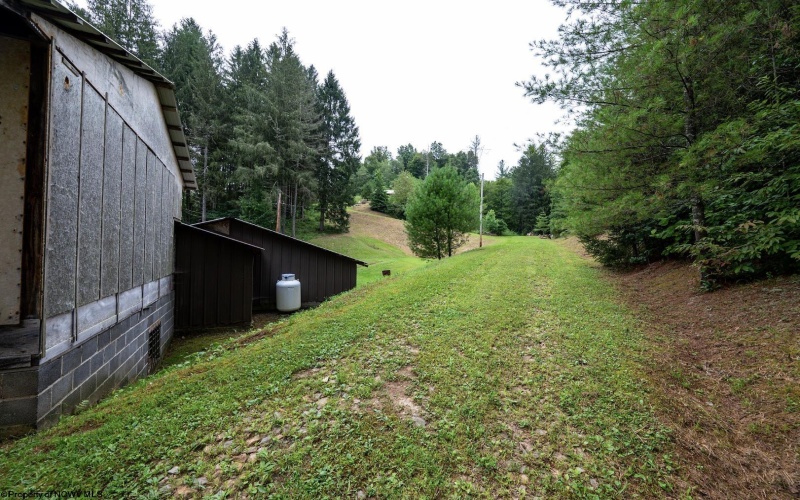 7816 Husky Highway, Mannington, West Virginia 26582, 1 Bedroom Bedrooms, 5 Rooms Rooms,1 BathroomBathrooms,Single Family Detached,For Sale,Husky,0,10166400