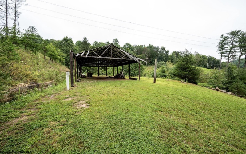 7816 Husky Highway, Mannington, West Virginia 26582, 1 Bedroom Bedrooms, 5 Rooms Rooms,1 BathroomBathrooms,Single Family Detached,For Sale,Husky,0,10166400