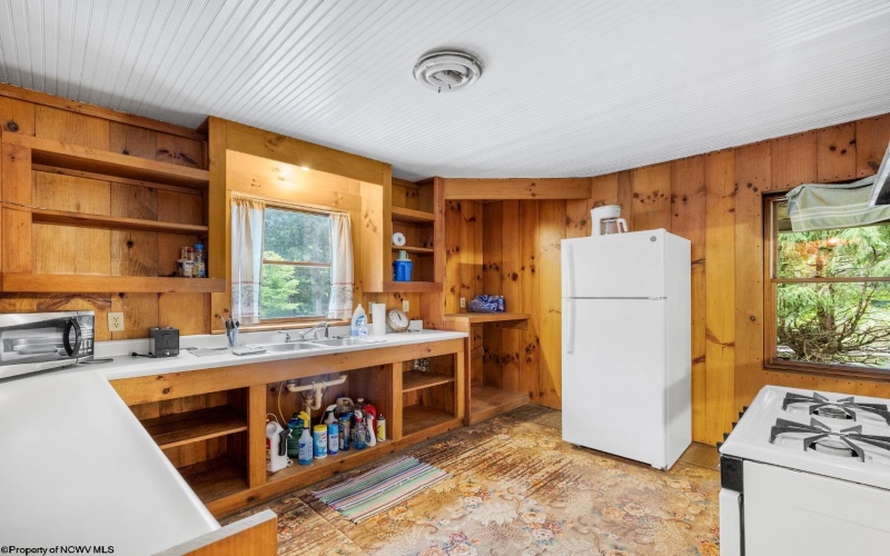 7816 Husky Highway, Mannington, West Virginia 26582, 1 Bedroom Bedrooms, 5 Rooms Rooms,1 BathroomBathrooms,Single Family Detached,For Sale,Husky,0,10166400