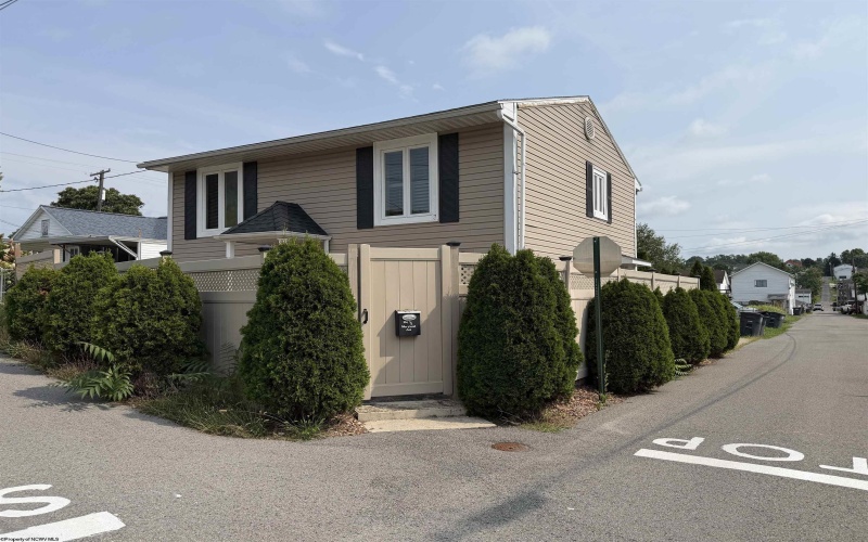 104 1/2 Maryland Avenue, Clarksburg, West Virginia 26301, 2 Bedrooms Bedrooms, 5 Rooms Rooms,1 BathroomBathrooms,Single Family Detached,For Sale,Maryland,0,10166408