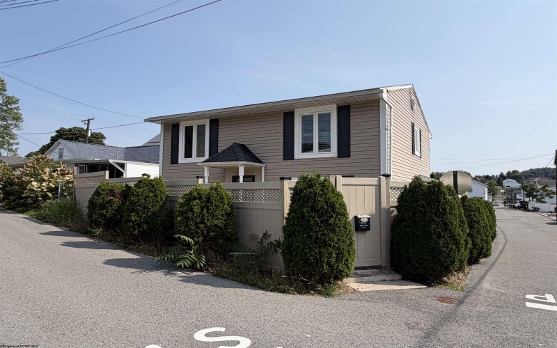 104 1/2 Maryland Avenue, Clarksburg, West Virginia 26301, 2 Bedrooms Bedrooms, 5 Rooms Rooms,1 BathroomBathrooms,Single Family Detached,For Sale,Maryland,0,10166408