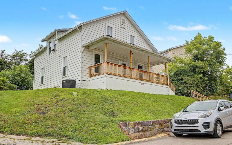 387 Dille Street, Morgantown, West Virginia 26505, 3 Bedrooms Bedrooms, 6 Rooms Rooms,1 BathroomBathrooms,Single Family Detached,For Sale,Dille,0,10166421