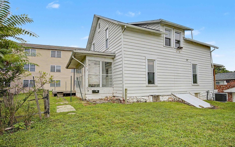387 Dille Street, Morgantown, West Virginia 26505, 3 Bedrooms Bedrooms, 6 Rooms Rooms,1 BathroomBathrooms,Single Family Detached,For Sale,Dille,0,10166421