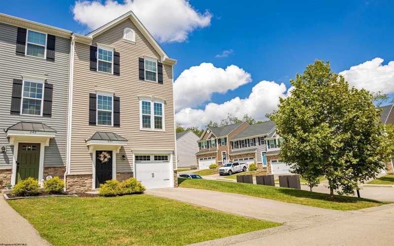 247 Stonehurst Drive, Morgantown, West Virginia 26501, 3 Bedrooms Bedrooms, 7 Rooms Rooms,2 BathroomsBathrooms,Single Family Attached,For Sale,Stonehurst,0,10166436