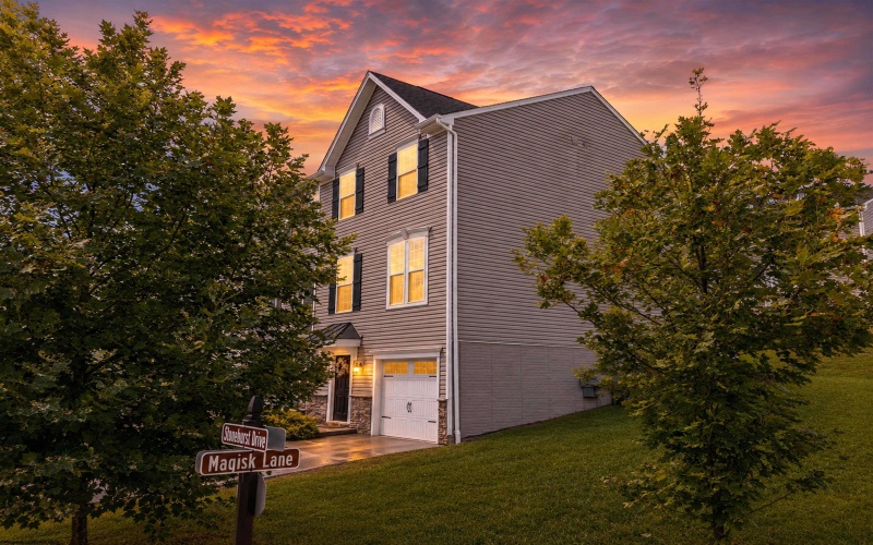 247 Stonehurst Drive, Morgantown, West Virginia 26501, 3 Bedrooms Bedrooms, 7 Rooms Rooms,2 BathroomsBathrooms,Single Family Attached,For Sale,Stonehurst,0,10166436