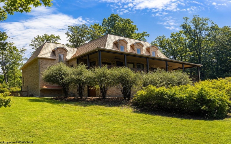 308 Diamond Cove Road, Bridgeport, West Virginia 26330, 6 Bedrooms Bedrooms, 15 Rooms Rooms,3 BathroomsBathrooms,Single Family Detached,For Sale,Diamond Cove,0,10166465
