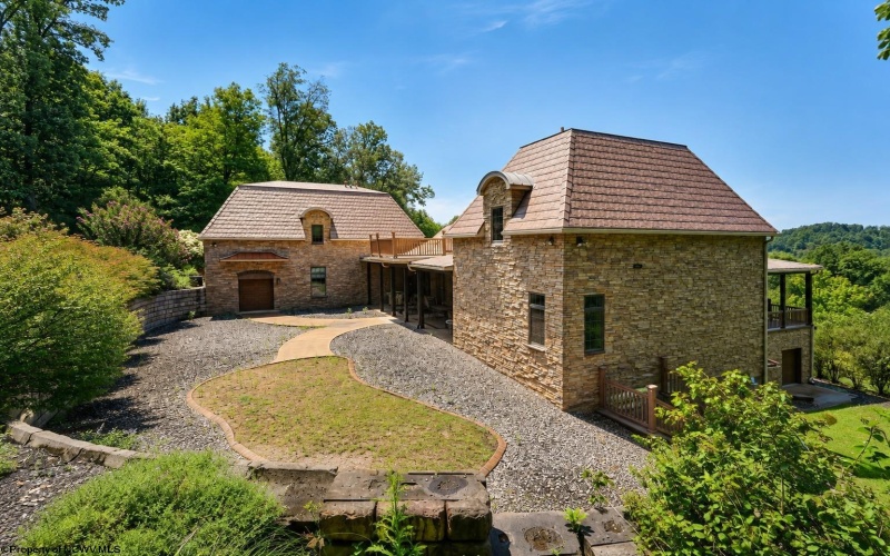 308 Diamond Cove Road, Bridgeport, West Virginia 26330, 6 Bedrooms Bedrooms, 15 Rooms Rooms,3 BathroomsBathrooms,Single Family Detached,For Sale,Diamond Cove,0,10166465