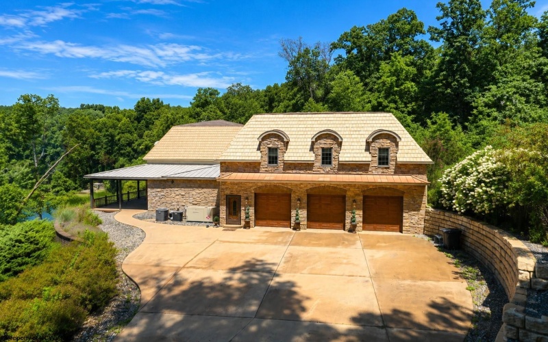 308 Diamond Cove Road, Bridgeport, West Virginia 26330, 6 Bedrooms Bedrooms, 15 Rooms Rooms,3 BathroomsBathrooms,Single Family Detached,For Sale,Diamond Cove,0,10166465