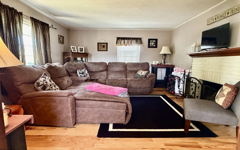 52 4th Street, Carolina, West Virginia 26563, 3 Bedrooms Bedrooms, 6 Rooms Rooms,2 BathroomsBathrooms,Single Family Detached,For Sale,4th,0,10166467