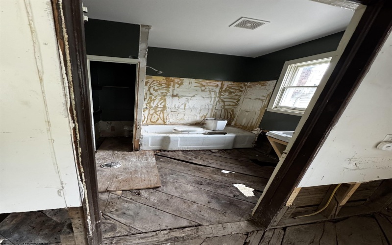519 Center Avenue, Weston, West Virginia 26452, 4 Bedrooms Bedrooms, 8 Rooms Rooms,1 BathroomBathrooms,Single Family Detached,For Sale,Center,0,10166482