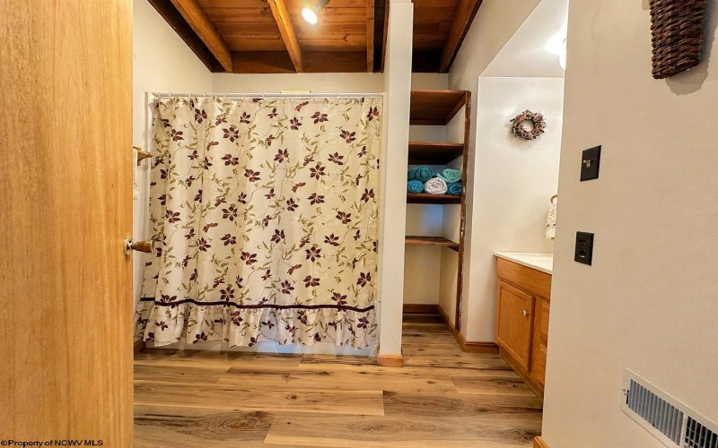 106 Manor Road, Davis, West Virginia 26260, 4 Bedrooms Bedrooms, 10 Rooms Rooms,2 BathroomsBathrooms,Single Family Detached,For Sale,Manor,0,10166491