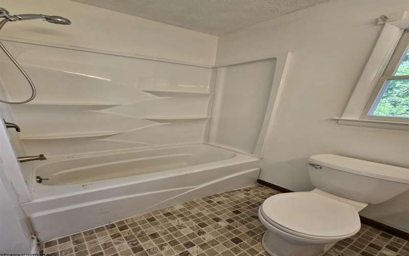 301 Holbert Avenue, Fairmont, West Virginia 26554, 3 Bedrooms Bedrooms, 6 Rooms Rooms,2 BathroomsBathrooms,Single Family Detached,For Sale,Holbert,0,10166507